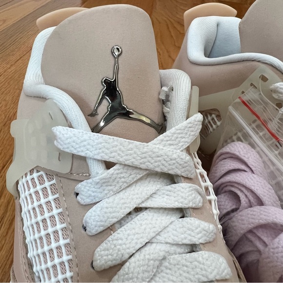 Women’s Jordan 4 - Picture 4 of 5